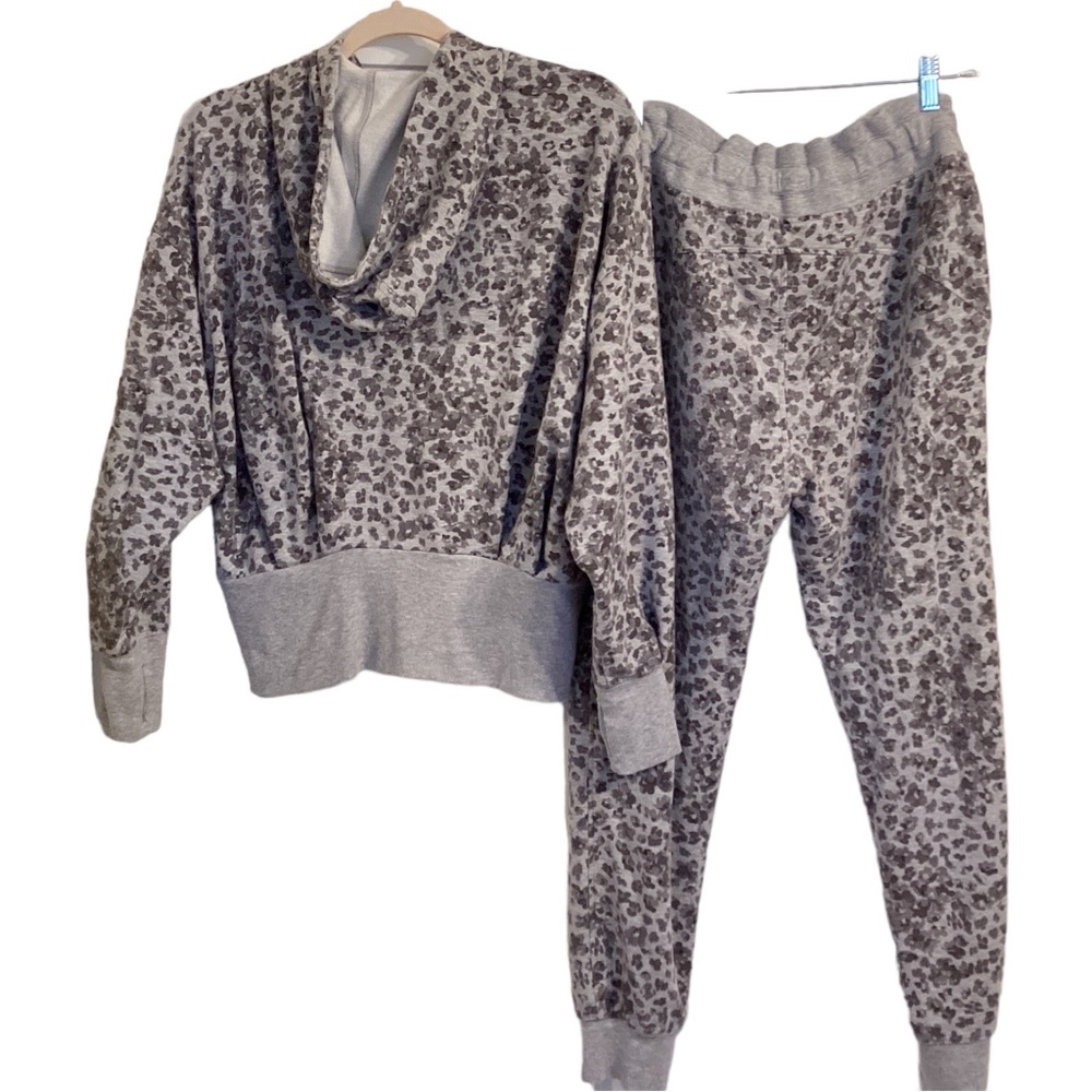 Athleta Women’s Full Zip Jacket With Hoodie & Pant 2Pc Leopard Tracksuit Size M - Picture 2 of 16